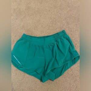 Lululemon size 6 Kelley green 2.5 in low rise hotty hot shorts
